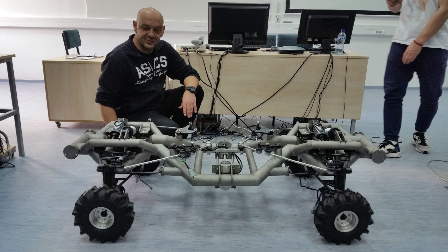 Studenti Mašinskog fakulteta uspješno rade na razvoju prvog terenskog mobilnog robota u Crnoj Gori
 
 
 
 
 
 ROBEKO u emisiji ABS na RTCG1