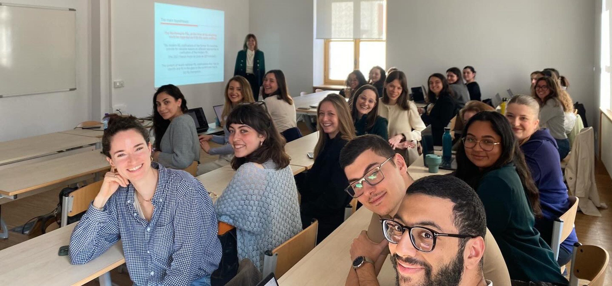 Gostujuća predavanje prof. dr Maja Kostić-Mandić na Pravnom fakultetu Univerziteta Sorbona u Parizu    Tokom maja 2025, prof. dr Maja Kostić-Mandić kao gostujući profesor na Pravnom fakultetu Univerziteta Sorbona (Univerzitet Pariz 1 Panteon-Sorbona), na Master 2 programu Međunarodno privatno pravo i međunarodna trgovina, održala je niz predavanja u okviru predmeta Međunarodno privatno pravo i harmonizacija pravnih sistema.