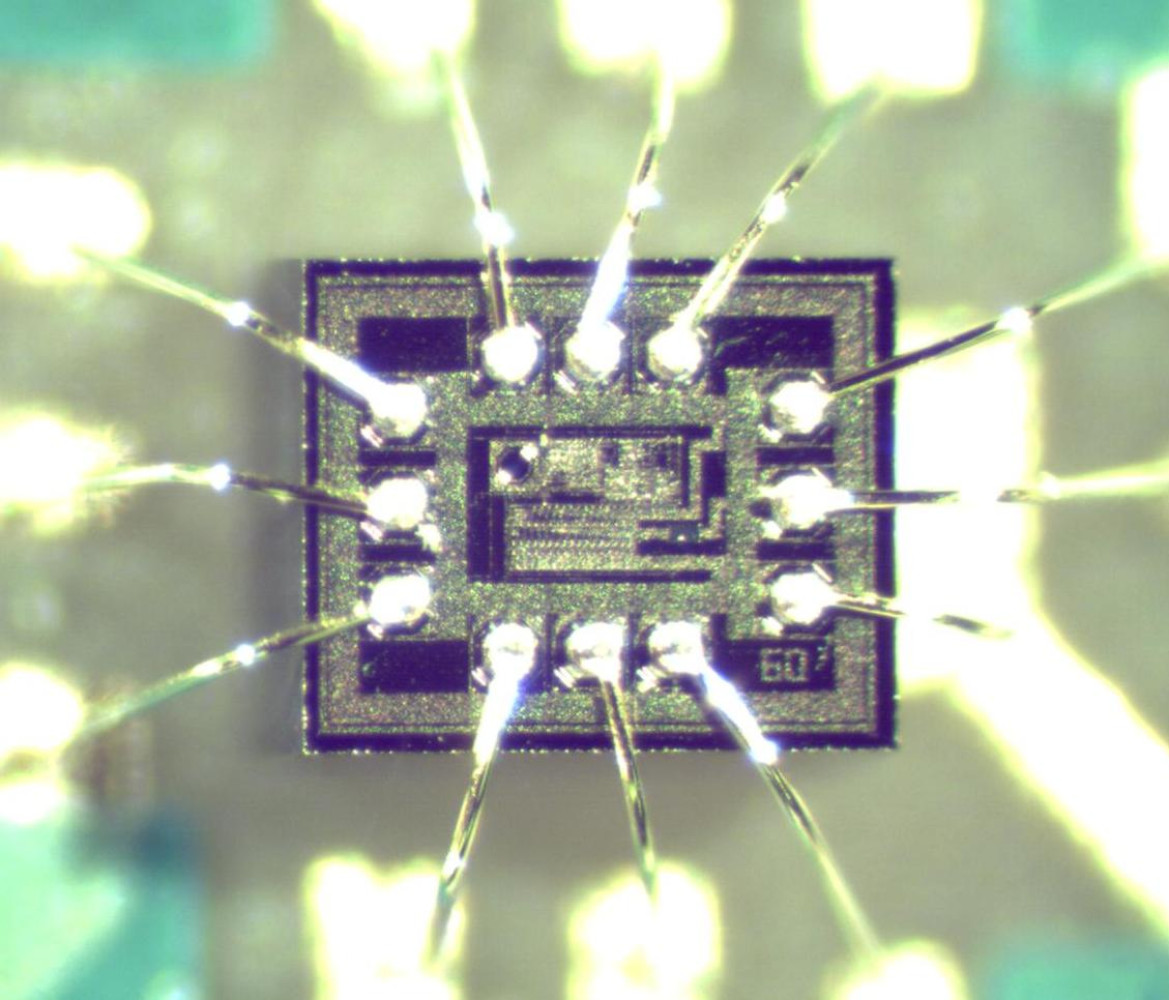 Grupa za integrisane mikrosisteme
 
 
 
 Mikrofotografija optičkog prijemnika sa naponom kontrolisanom transimpedansom korišćenjem strujnog prenosnika i naponskog pojačavača monolitski integrisanim sa PIN fotodiodom u 0.6 um BiCMOS tehnologiji. Dizajnirao N. Tadić.